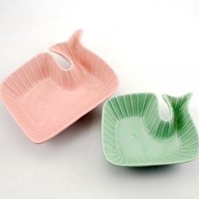 groene en roze container van het de komvoedsel van de walvis de ceramische kom