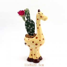 schattige keramische giraffe plantenbak gevuld met bloemen